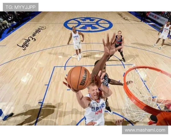 扎伊恩利用突破制造内线空间提升球队进攻效率